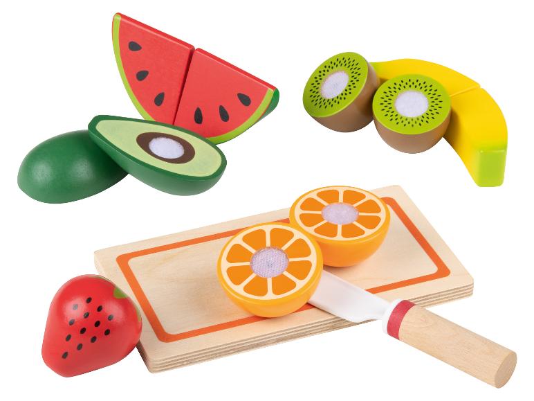 Drewniane zabawki owocowe, w tym arbuz, kiwi, banan, awokado, pomarańcza i truskawka.
