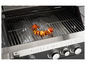 Grill z rusztem, szaszłykami i panelem sterowania z logo Grillmeister.