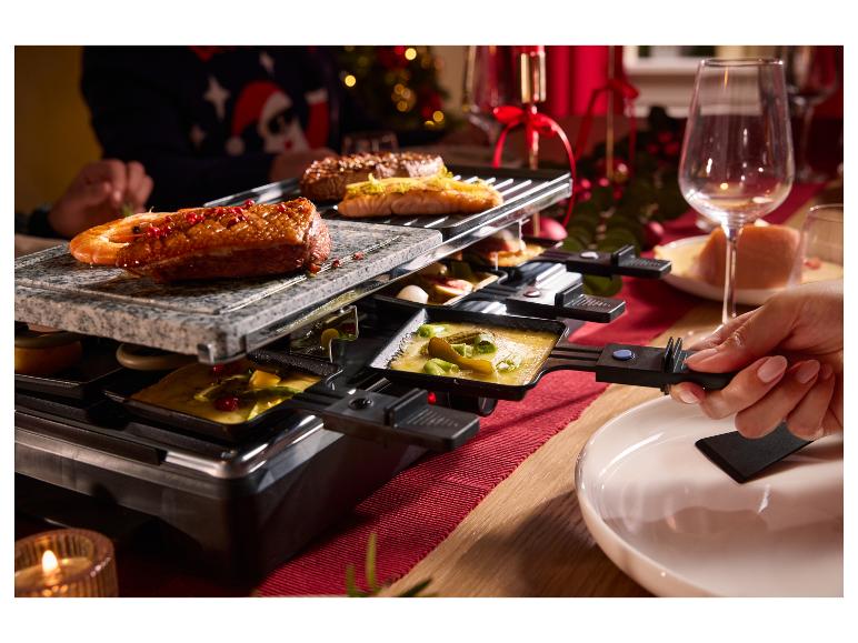 Raclette z grillowanym mięsem i owocami morza, z roztopionym serem i warzywami.