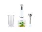 Blender ręczny z miarką i składnikami do pesto.