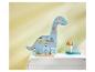 Niebieska półka w kształcie dinozaura z figurkami postaci z bajek.