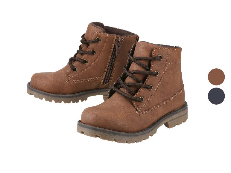 Para brązowych butów dziecięcych ze sznurowadłami i zamkiem błyskawicznym.