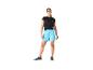 Czarny t-shirt, jasnoniebieskie spodenki i buty sportowe dla kobiet.