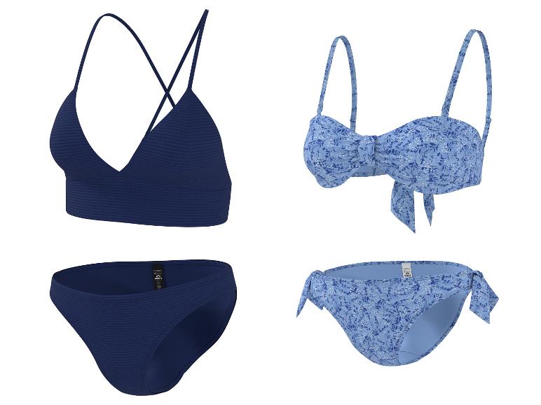 Dwa zestawy damskich bikini: jeden granatowy prążkowany, drugi jasnoniebieski w kwiaty.