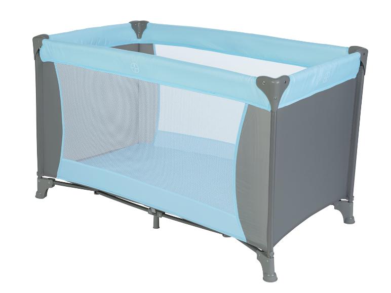 Łóżeczko dziecięce z jasnoniebieskim stelażem i siateczkowymi bokami.