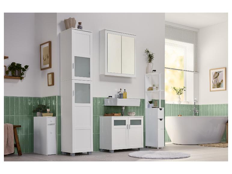 Nowoczesna łazienka z białymi szafkami, wolnostojącą wanną i zielonymi kafelkami na ścianach.