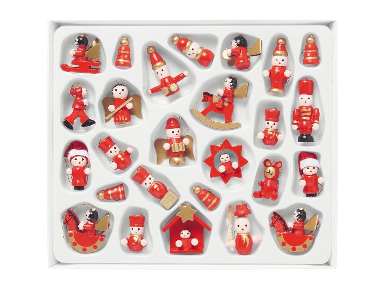 Zestaw czerwonych i złotych drewnianych ozdób choinkowych w białym pudełku.
