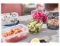 Przygotowane składniki do poke bowl: ryż, łosoś, ogórek, czerwona cebula i sezam.