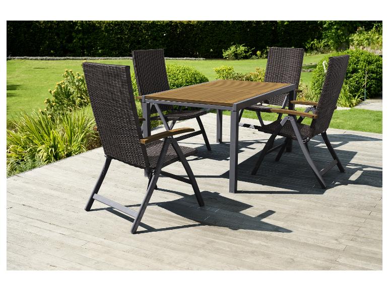 Zestaw mebli ogrodowych: stół i krzesła z technorattanu i metalu.