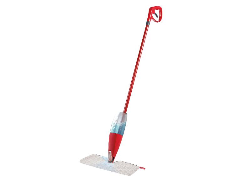 Czerwony mop ze spryskiwaczem, zbiornikiem na wodę i prostokątną głowicą czyszczącą.