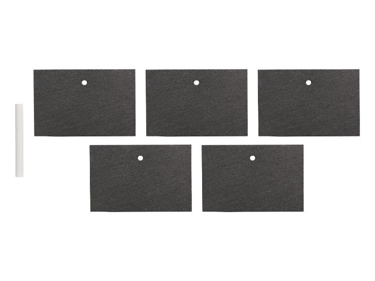 Pięć małych czarnych tabliczek i kredka.