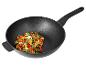Wok z warzywami i tofu na białym tle