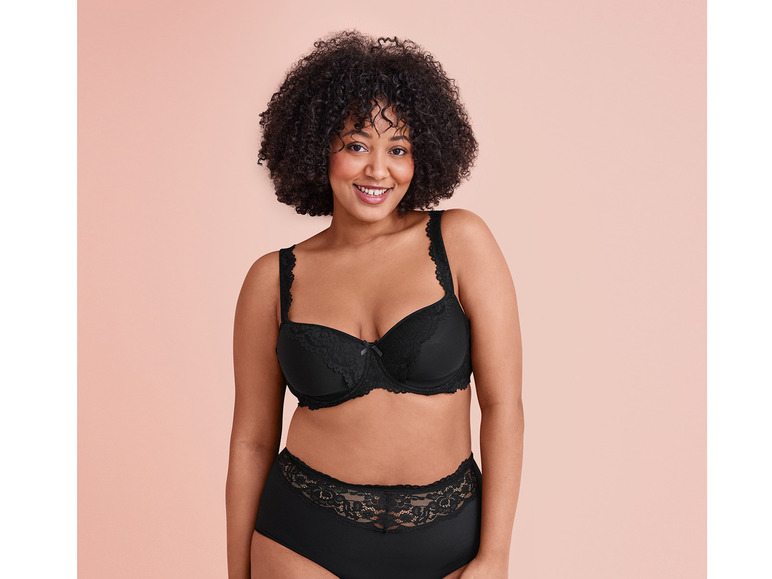 Kobieta w czarnym biustonoszu i majtkach z koronką.