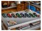 Rząd samochodów LEGO Speed Champions Formuły 1 na biurku.