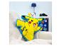 Poduszka Pikachu Pokémon na fotelu.