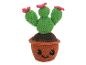 Ręcznie robiony na drutach kaktus w uśmiechniętej doniczce.