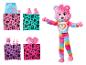 Lalka Barbie Care Bears z akcesoriami-niespodziankami i ubraniami, w tym spódnicą i butami.