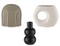 Trzy nowoczesne wazony w kolorze szarym, białym i czarnym.