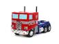 Zabawka Optimus Prime, czerwono-niebieska ciężarówka, na białym tle.