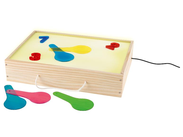 Drewniany stół świetlny z kolorowymi cyframi i przezroczystymi łopatkami.