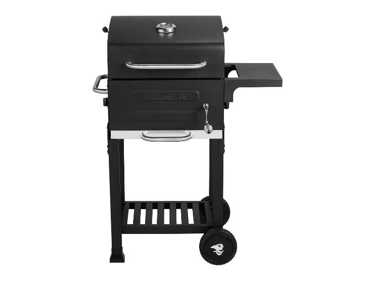 Czarny grill Grillmeister z dwoma rusztami i kółkami.