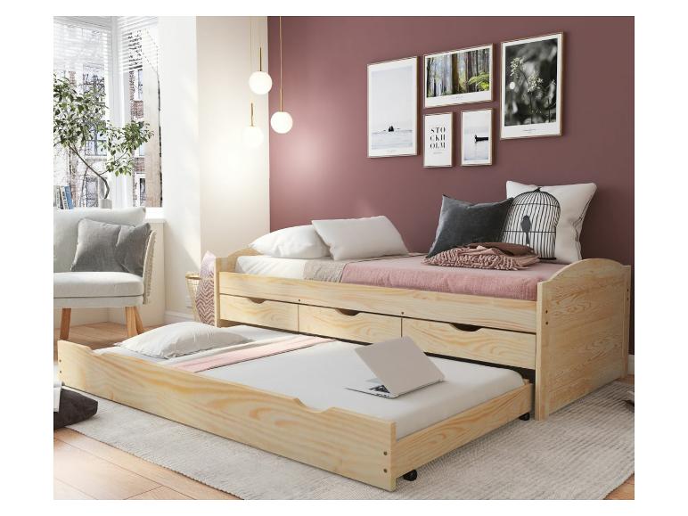 Drewniana sofa rozkładana z wysuwanym łóżkiem i szufladami do przechowywania.