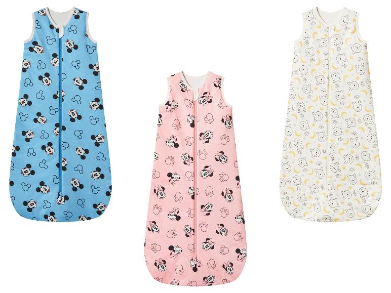 Trzy śpiworki niemowlęce: niebieski z Myszką Miki, różowy z Myszką Minnie, biały z Kubusiem Puchatkiem.