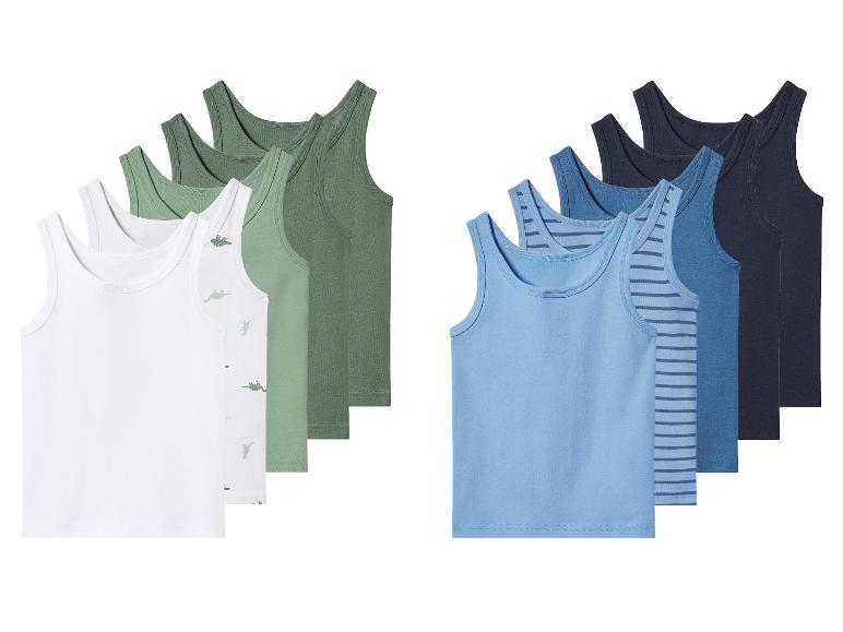 Sześć chłopięcych podkoszulków: trzy zielone i trzy niebieskie, w tym jeden w paski.