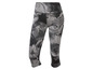 Czarne capri legginsy z kwiatowym wzorem.