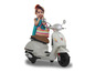 Mała dziewczynka na białym skuterze Vespa.