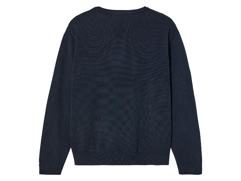 Granatowy sweter z długimi rękawami.