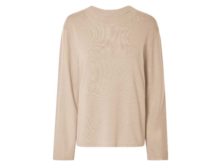 Beżowy sweter z wysokim kołnierzem i długimi rękawami.
