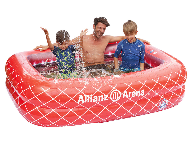 Dorośli i dwoje dzieci bawią się w dmuchanym basenie Allianz Arena.