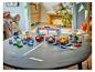 Zestaw wyścigowy LEGO Duplo Formula 1 z samochodami i akcesoriami na stole.