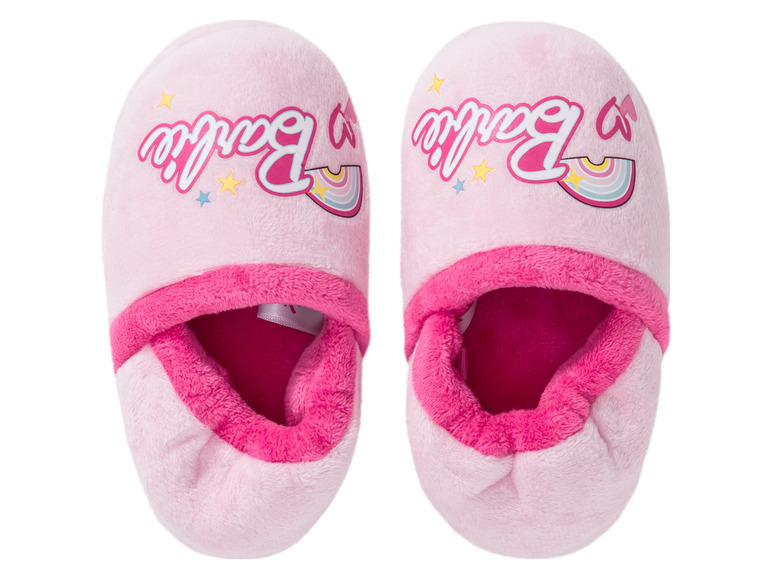 Różowe kapcie z logo Barbie.