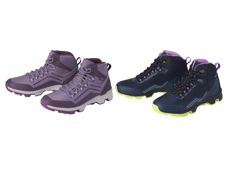 Dwie pary butów trekkingowych, jedna para w kolorze fioletowym, a druga w ciemnoniebieskim.
