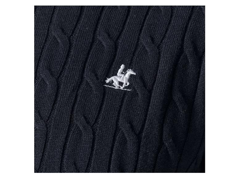 Granatowy sweterek z kablowym splotem i małym, białym haftowanym logo.