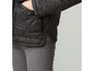 Zbliżenie na czarną pikowaną kurtkę z szarymi dżinsami.