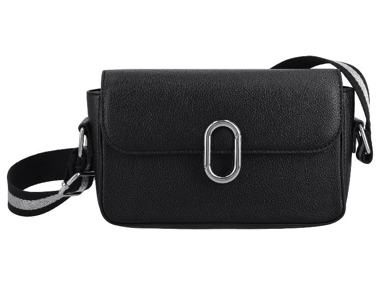 Czarna skórzana torebka crossbody ze srebrną owalną metalową klamrą i paskiem w paski.