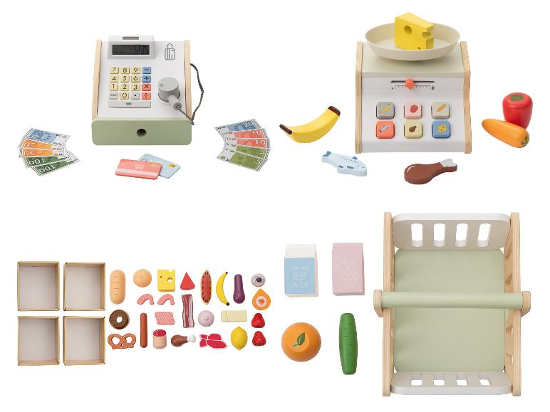Drewniany zestaw zabawkowy supermarketu z kasą, wagą, wózkiem na zakupy i różnymi artykułami spożywczymi.