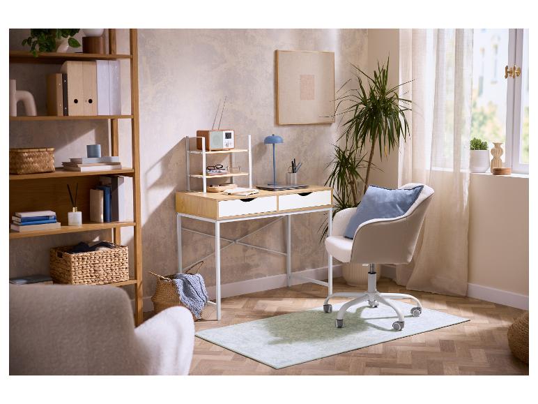 Biurko LIVARNO home z 2 szufladami w przytulnym kąciku do pracy.