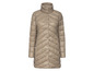 Beżowy damski płaszcz zimowy z wysokim kołnierzem.