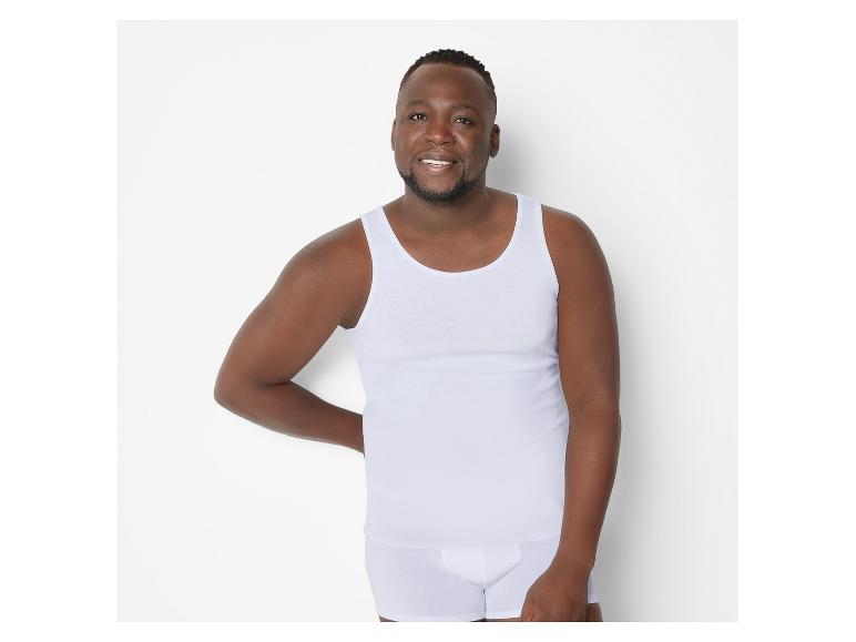 Mężczyzna w białej koszulce bez rękawów i bieliźnie.