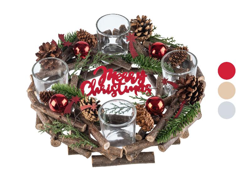 Świąteczny wieniec adwentowy z szyszkami, czerwonymi ozdobami i szklanymi świecznikami