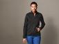 Kobieta w czarnej kurtce polarowej z zamkiem błyskawicznym.