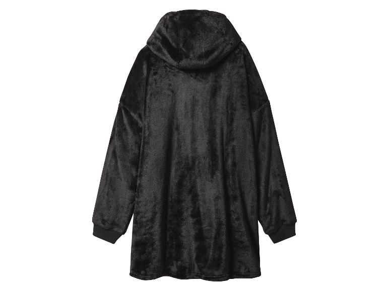 Czarna, oversize'owa pluszowa bluza z kapturem, widok z tyłu.
