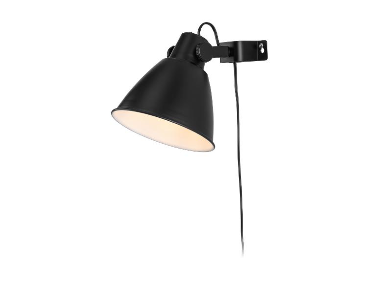 Czarna lampa ścienna z okrągłym kloszem.