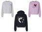 Trzy swetry z motywem Disneya: Mickey Mouse, Donald Duck i Minnie Mouse.