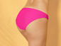 Kobieta w różowych bikini.