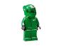Minifigurka LEGO zielonego kierowcy wyścigowego w kasku z logo Aston Martin.